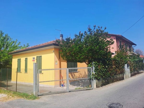 casa indipendente in vendita a Massa