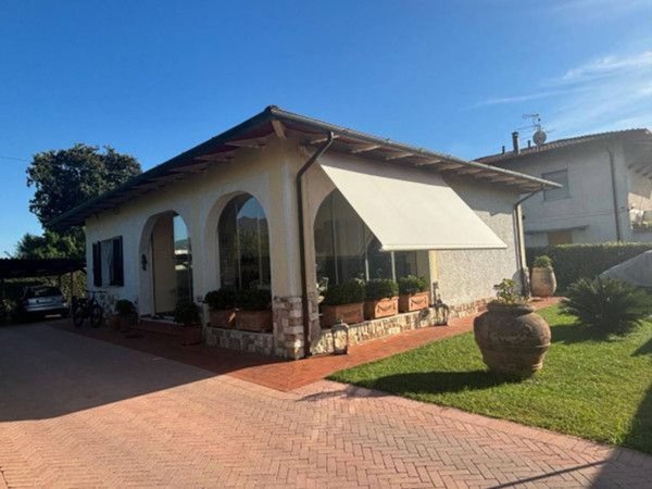 casa indipendente in vendita a Massa in zona Marina di Massa