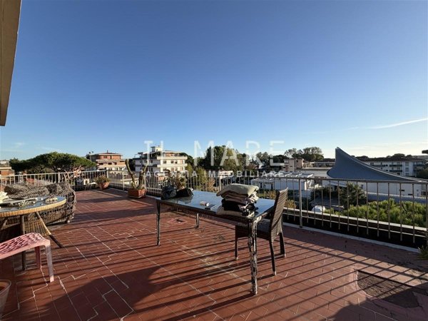 appartamento in vendita a Massa in zona Marina dei Ronchi