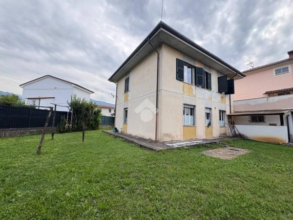 casa indipendente in vendita a Massa in zona Romagnano