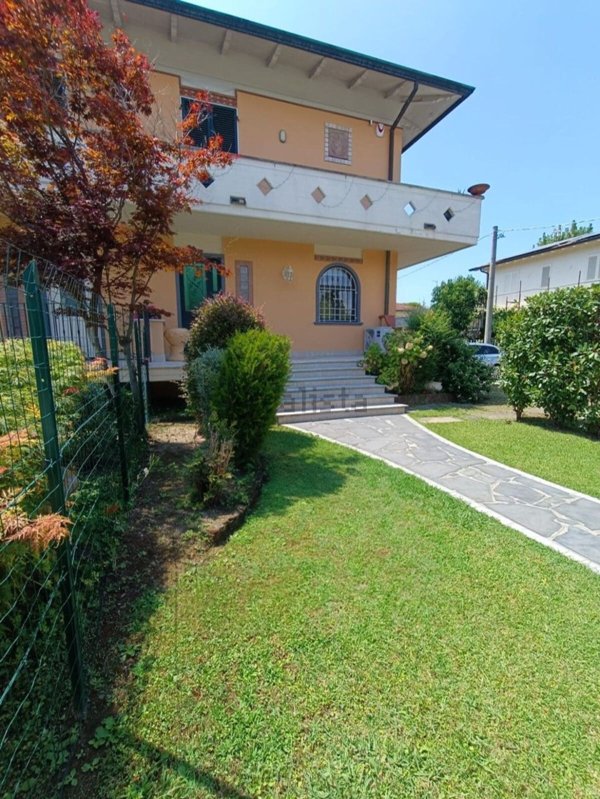 casa indipendente in vendita a Massa