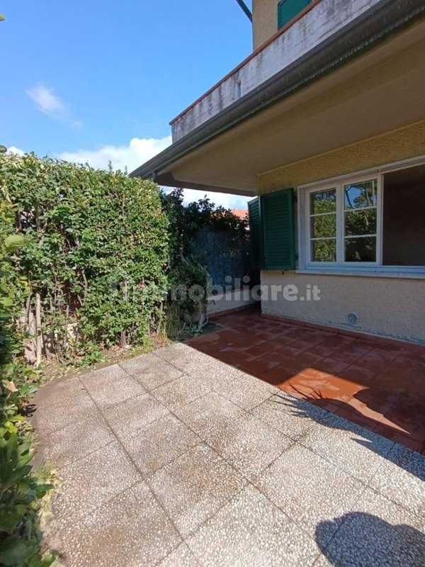 casa indipendente in vendita a Massa in zona Marina di Massa