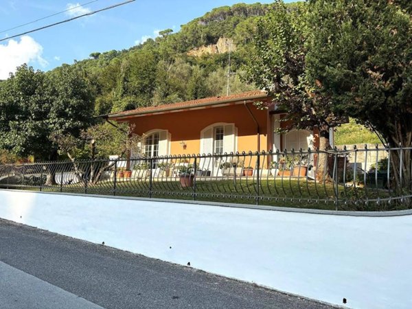 casa indipendente in vendita a Massa in zona Mirteto