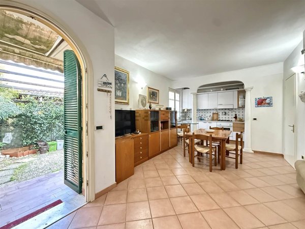 casa indipendente in vendita a Massa in zona Marina di Massa