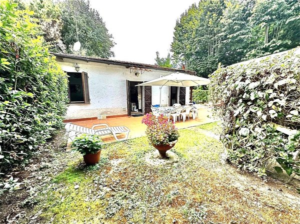 casa indipendente in vendita a Massa in zona Marina dei Ronchi