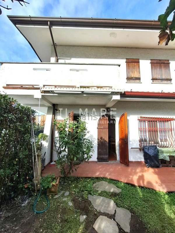casa indipendente in vendita a Massa in zona Marina di Massa