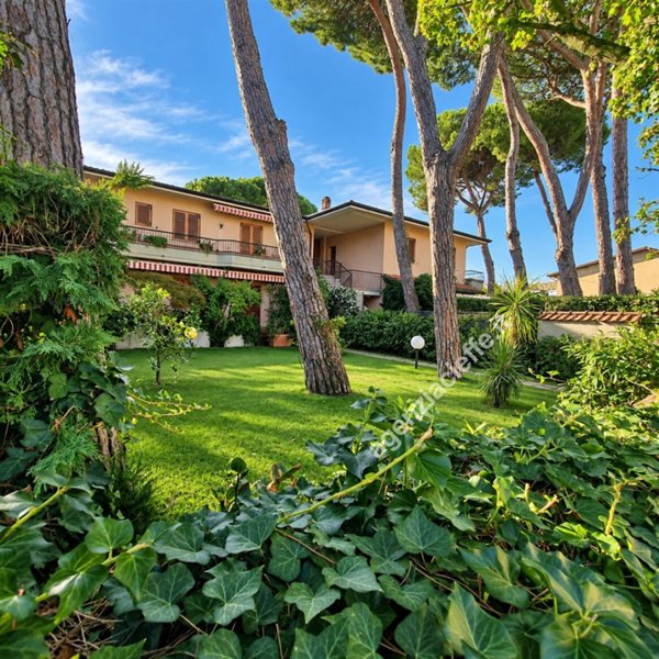 casa indipendente in vendita a Massa in zona Marina di Massa