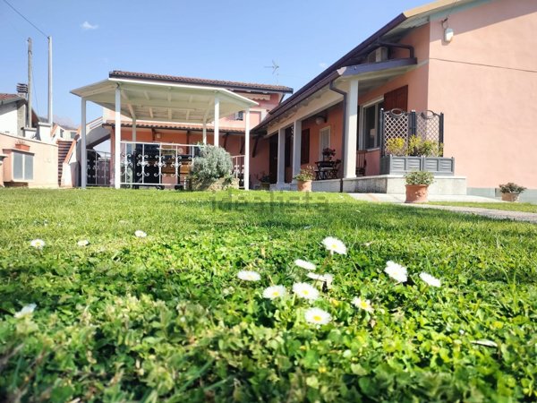 casa indipendente in vendita a Massa in zona Candia