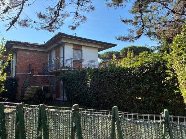 casa indipendente in vendita a Massa in zona Poveromo