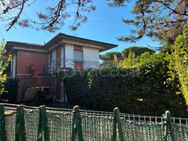 casa indipendente in vendita a Massa in zona Poveromo