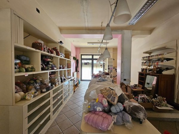 locale commerciale in vendita a Massa in zona Marina di Massa
