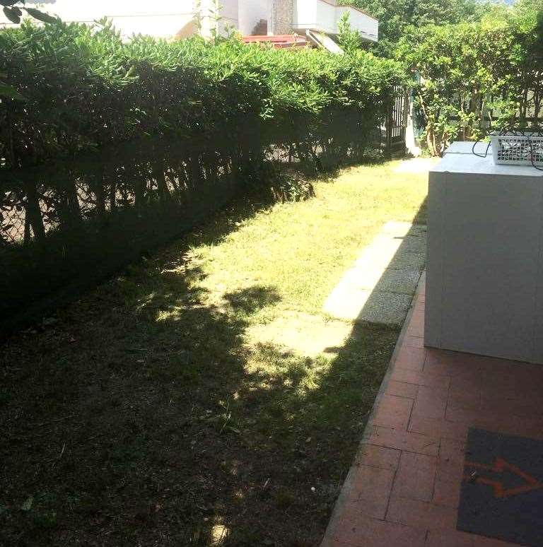 appartamento in vendita a Massa in zona Marina dei Ronchi