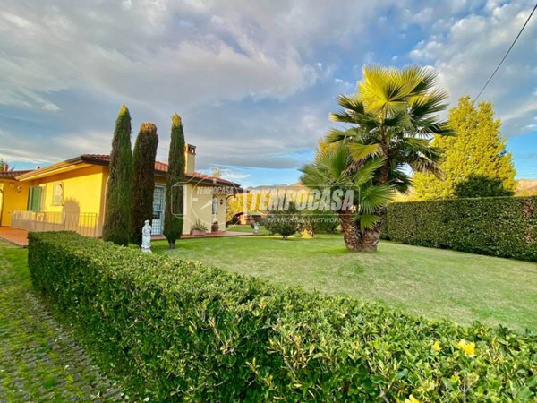 casa indipendente in vendita a Massa in zona Quercioli