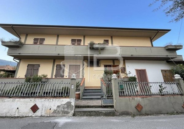casa indipendente in vendita a Massa in zona Centro Storico