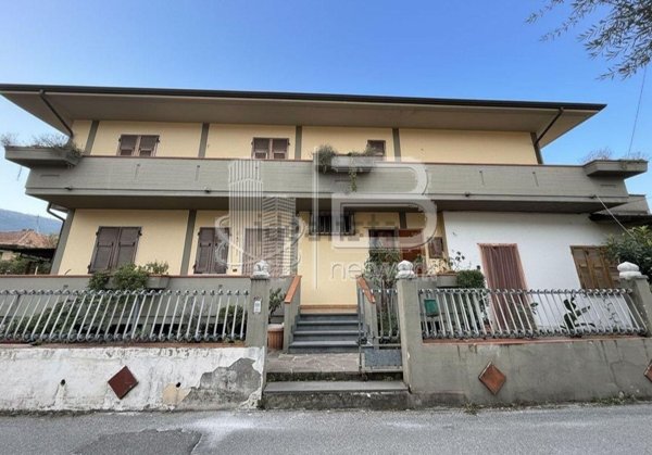 casa indipendente in vendita a Massa
