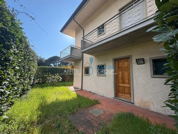 casa indipendente in vendita a Massa in zona Marina dei Ronchi