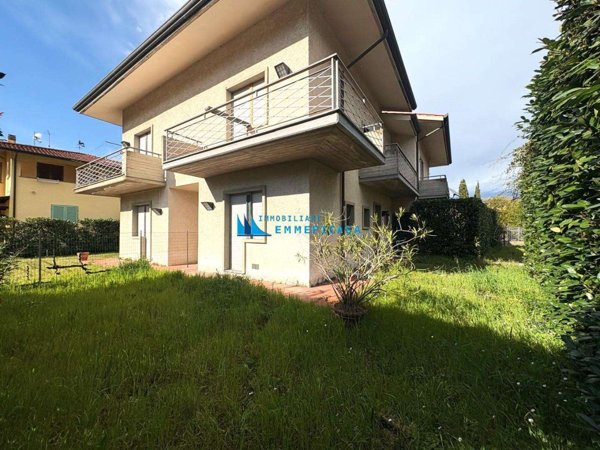 casa indipendente in vendita a Massa in zona Marina dei Ronchi