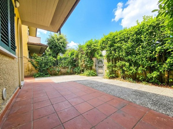 casa indipendente in vendita a Massa in zona Marina di Massa