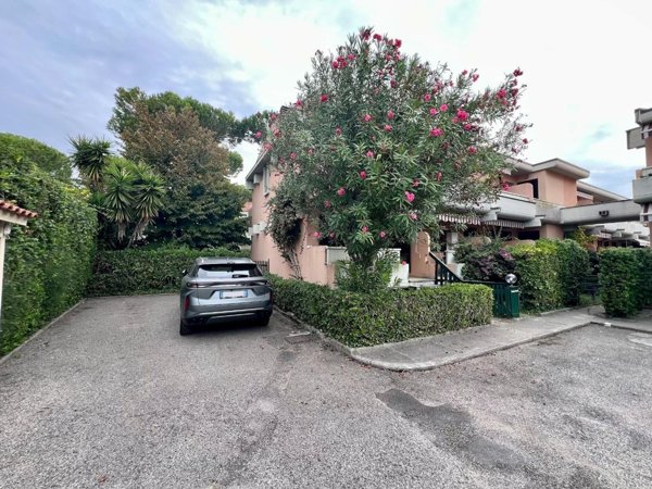 casa indipendente in vendita a Massa in zona Marina di Massa