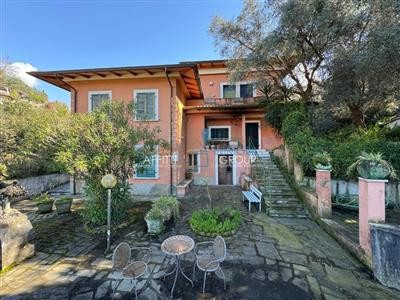 casa indipendente in vendita a Massa