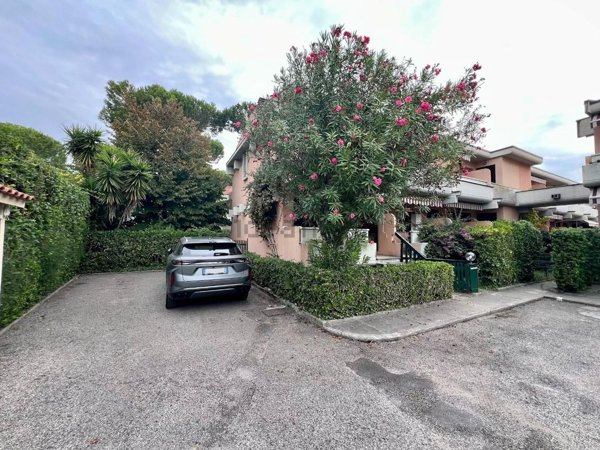 casa indipendente in vendita a Massa in zona Marina dei Ronchi