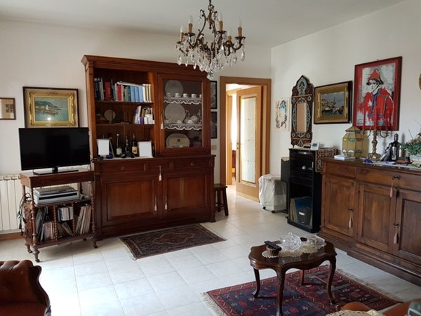 appartamento in vendita a Massa in zona Marina di Massa