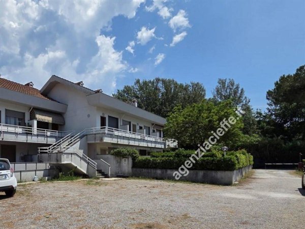 appartamento in vendita a Massa in zona Marina dei Ronchi