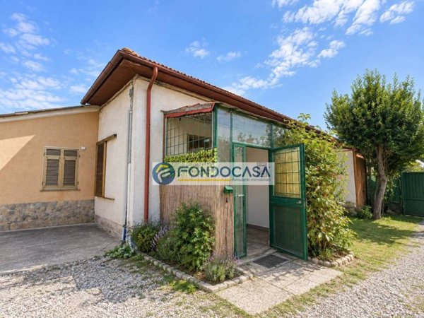casa indipendente in vendita a Massa