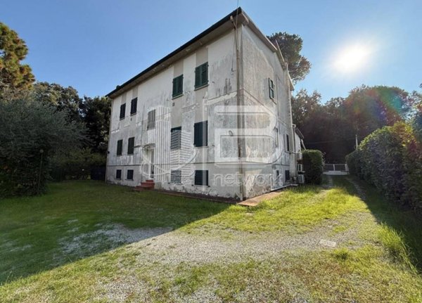 appartamento in vendita a Massa in zona Marina dei Ronchi