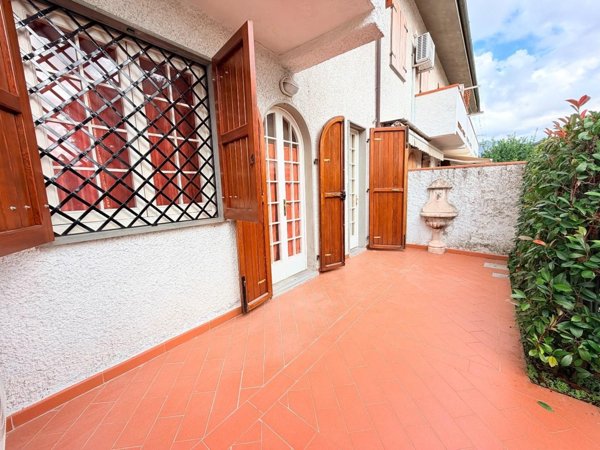 casa indipendente in vendita a Massa