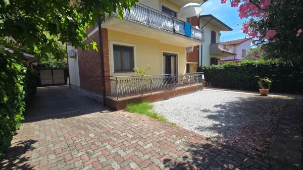 appartamento in vendita a Massa in zona Marina dei Ronchi