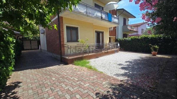 appartamento in vendita a Massa in zona Marina dei Ronchi