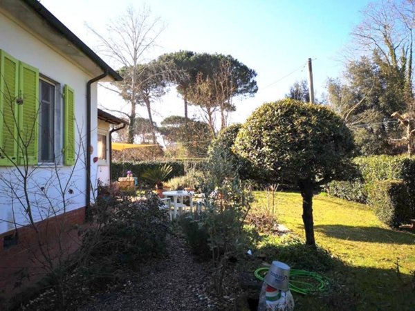 casa indipendente in vendita a Massa in zona Poveromo