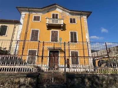 casa indipendente in vendita a Massa in zona Centro Storico