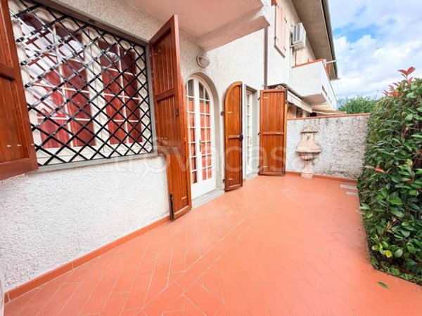 casa indipendente in vendita a Massa