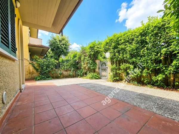 casa indipendente in vendita a Massa in zona Marina di Massa