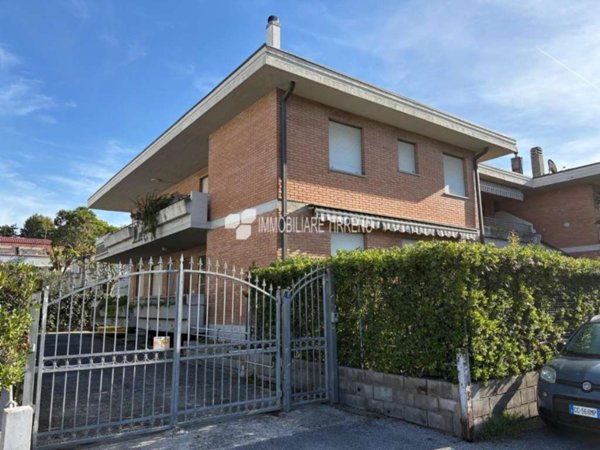 appartamento in vendita a Massa in zona Marina di Massa