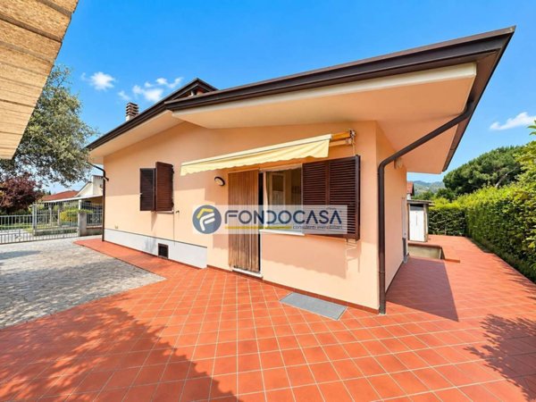 casa indipendente in vendita a Massa in zona Romagnano