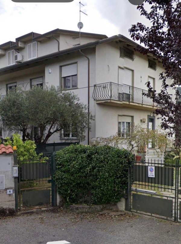 appartamento in vendita a Massa in zona Castagnola