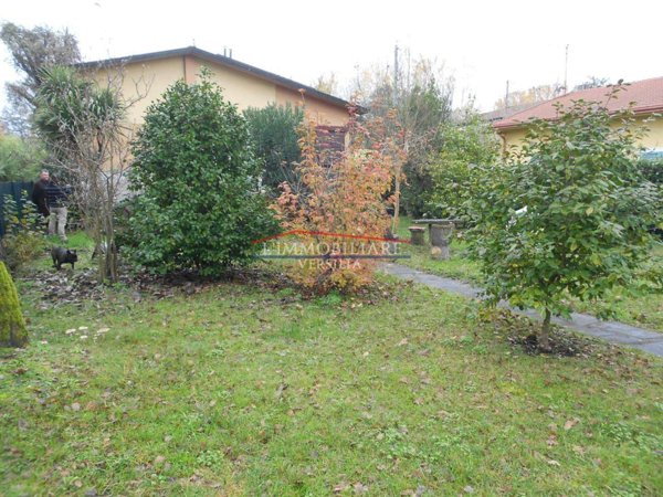 casa indipendente in vendita a Massa in zona Poveromo