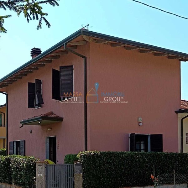casa indipendente in vendita a Massa