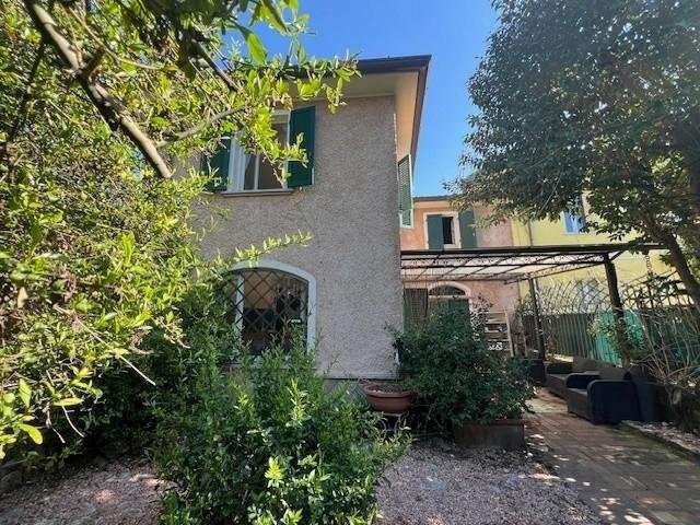 casa indipendente in vendita a Massa in zona Quercioli