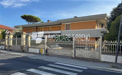 appartamento in vendita a Massa in zona Marina di Massa