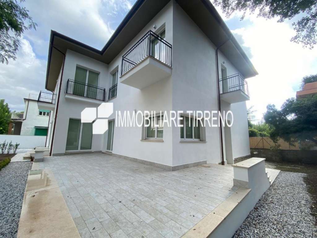 casa indipendente in vendita a Massa in zona Marina di Massa