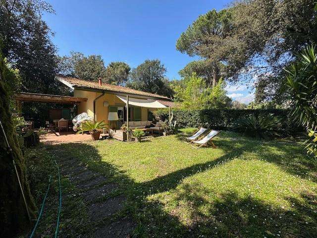 appartamento in vendita a Massa in zona Marina dei Ronchi