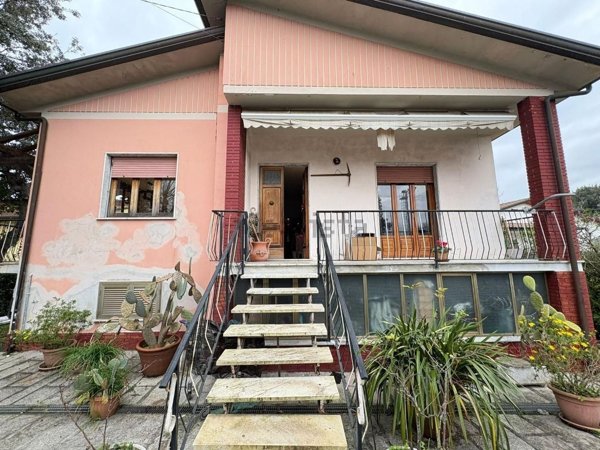 casa indipendente in vendita a Massa in zona Marina dei Ronchi