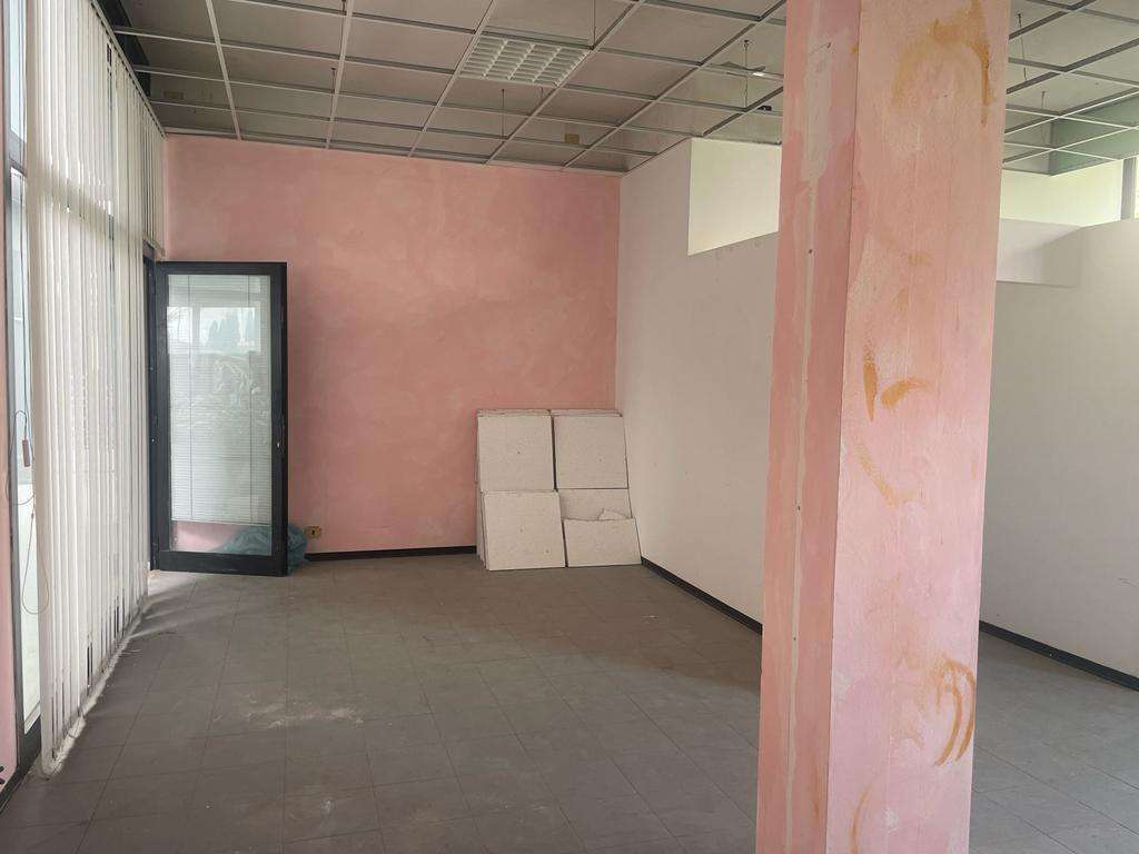 locale commerciale in vendita a Massa