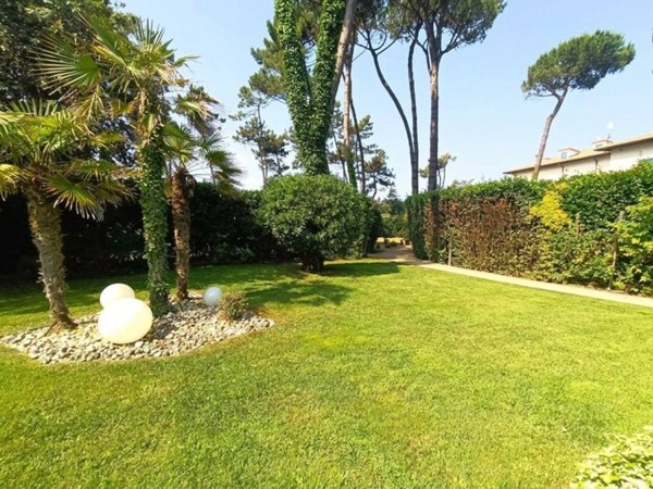 casa indipendente in vendita a Massa in zona Marina dei Ronchi