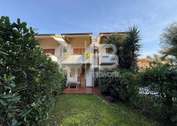 casa indipendente in vendita a Massa in zona Marina di Massa