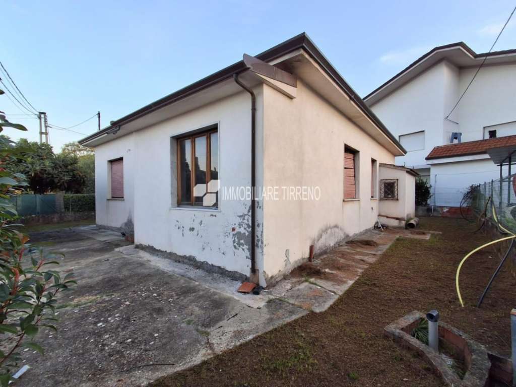 casa indipendente in vendita a Massa in zona Romagnano